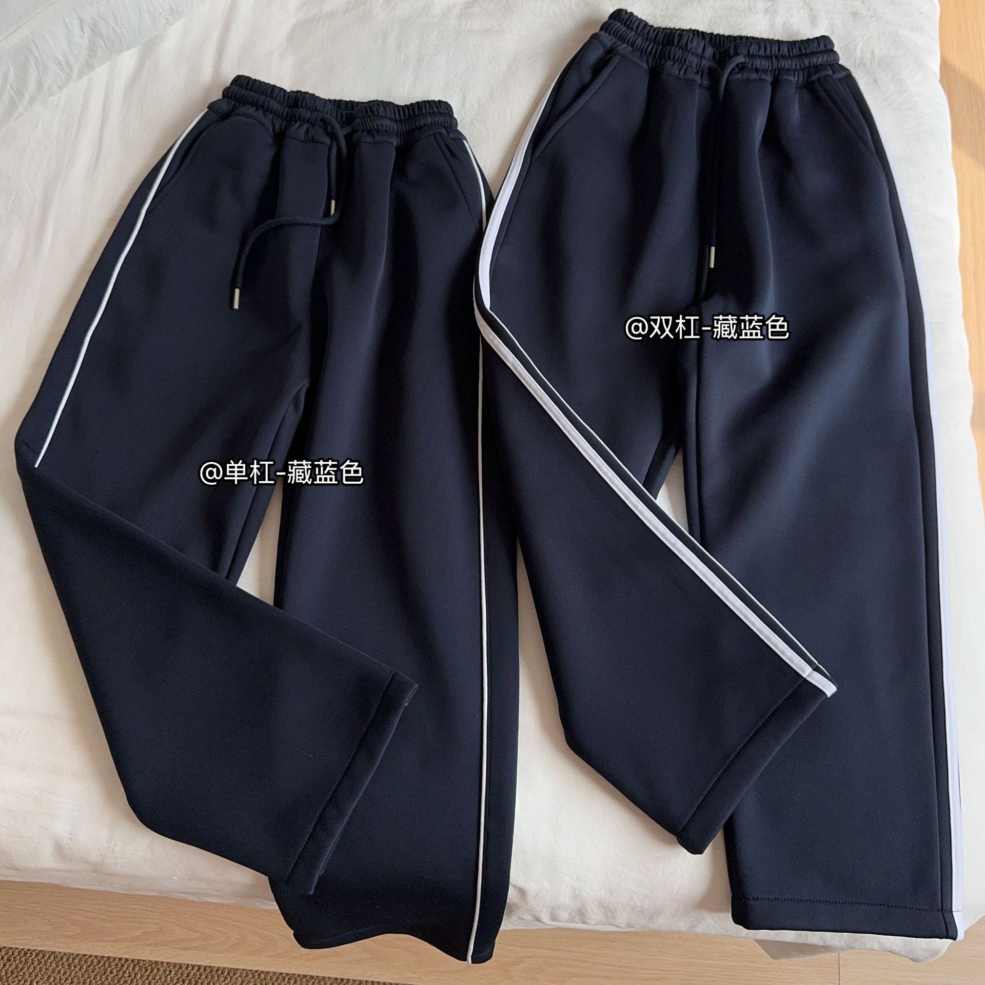 【保暖服饰 | 吾家 加绒秋冬学生通用校服裤】内里是高密度奥粒绒，厚实保暖，三款做的都是藏蓝色，单杠双杠和三杠可选，版型经典百搭，130-190码，尺码跨度大， 可满足不同身高和体重的孩子们