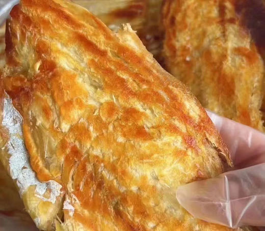 【深海烤鳕鱼片】表面微泛金黄，散发出诱人焦香。口感一改传统的干韧，变得蓬松酥软，轻轻一撕，鱼肉纤维丝丝分明 商品图0