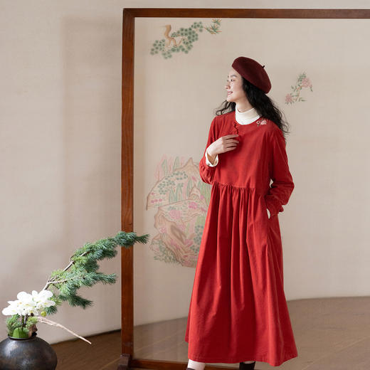 牧衣游原创 手工刺绣灯芯绒连衣裙新款宽松红色新中式长裙 云蔓 商品图0