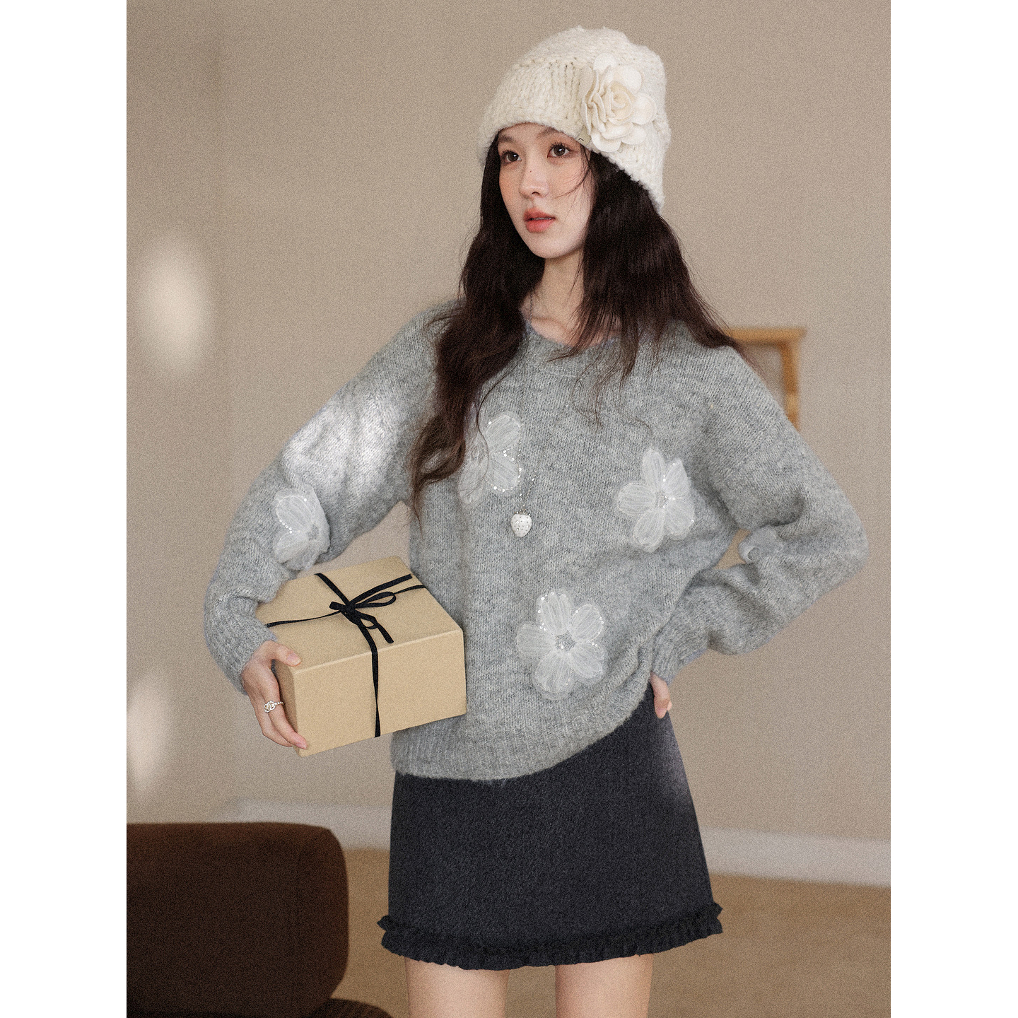 鹿向南「寻梦之旅」灰色圆领长袖毛衣秋冬新款刺绣时尚宽松上衣女