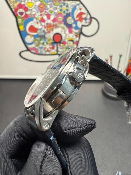 APS新品CODE26393 系列|||
爱彼CODE 11.59系列蓝盘飞返计时码表自动上弦腕表，表壳直径为41毫米，这一尺寸的设定使得这枚腕表同时适合男士与女士佩戴❕❕匠心制造 每细节都用心去打磨 商品图11