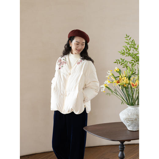 牧衣游原创 手工刺绣厚实棉红嘴雁绒短羽绒服保暖抗寒新中式 冷千 商品图1