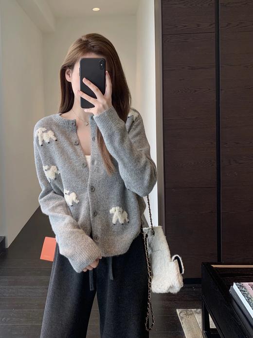 【立体提花趣味减龄针织开衫M9148】软 fufu 的浅灰色打底 + 立体小羊图案，又乖又萌，直接把 “减龄” 焊在身上，甜度直接拉满～-MFHS 商品图2