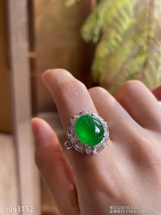 玻璃种艳绿蛋面戒指【5053112】具体价格微信咨询 商品图3