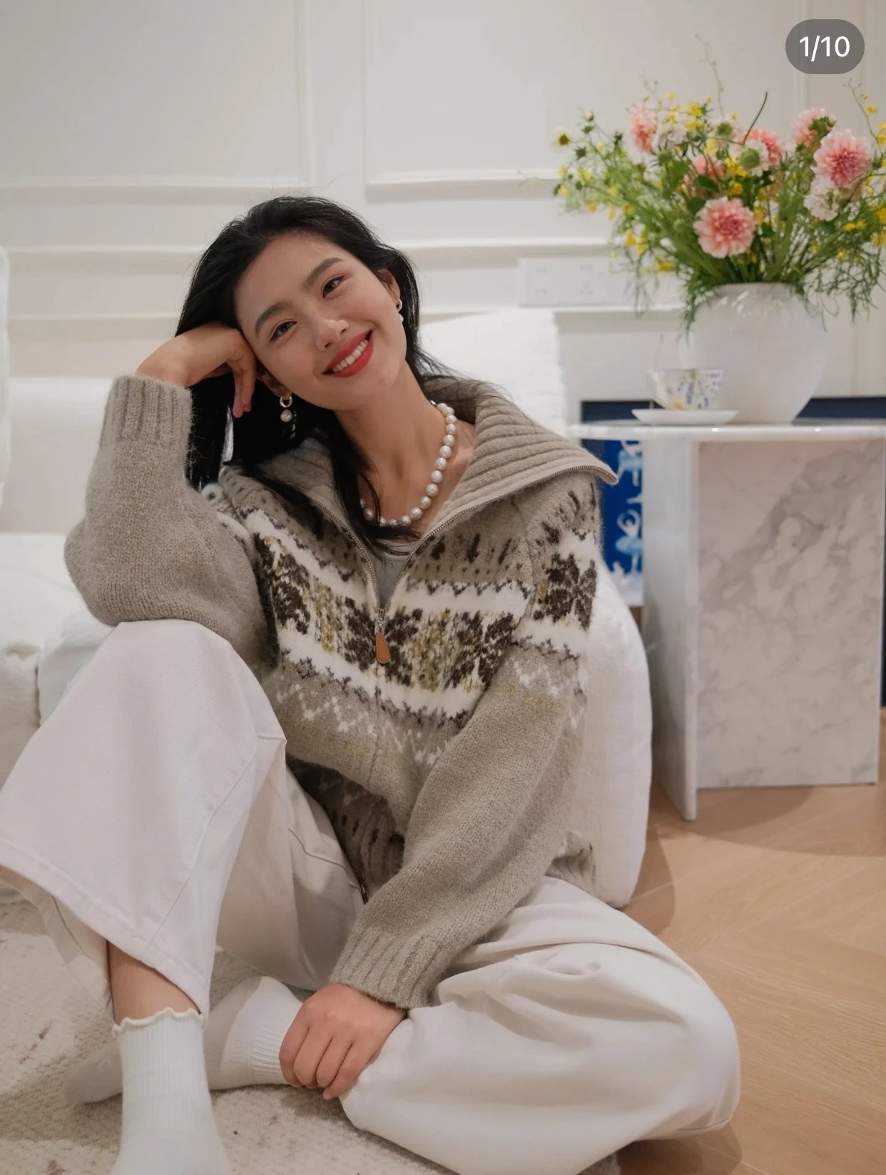 一店k（重工微拉毛工艺！绵羊毛混纺面料！）姜妍真不愧是时髦小姨‼️低饱和度豆沙绿温柔又清新，秋冬氛围感满满！Selfwh*新款费尔岛翻领毛衣外套