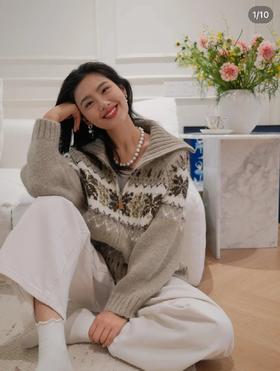 一店k（重工微拉毛工艺！绵羊毛混纺面料！）姜妍真不愧是时髦小姨‼️低饱和度豆沙绿温柔又清新，秋冬氛围感满满！Selfwh*新款费尔岛翻领毛衣外套