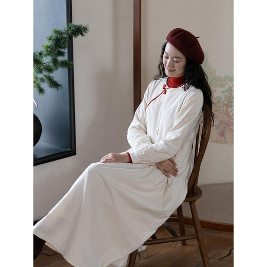 牧衣游原创 手工刺绣灯芯绒连衣裙新款宽松红色新中式长裙 云蔓 商品图2