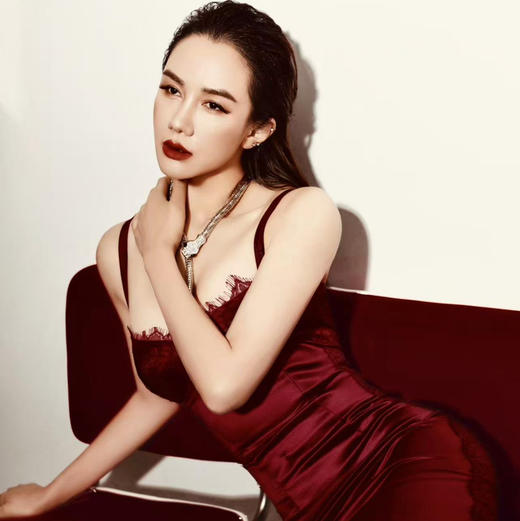 “性敢”原罪 建议大一码J20184417迷人小性感吊带连衣裙丝柔光滑裸感丝滑颈袖添香 商品图0