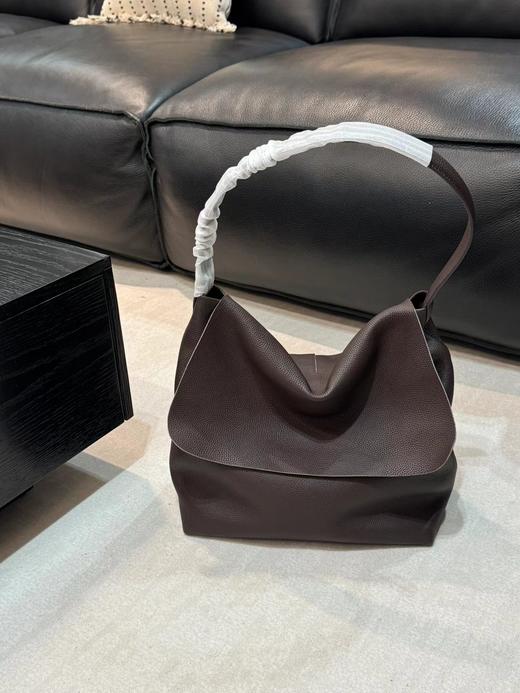 D121125慵懒松弛感小众设计头层牛皮腋下托特包水桶 商品图1