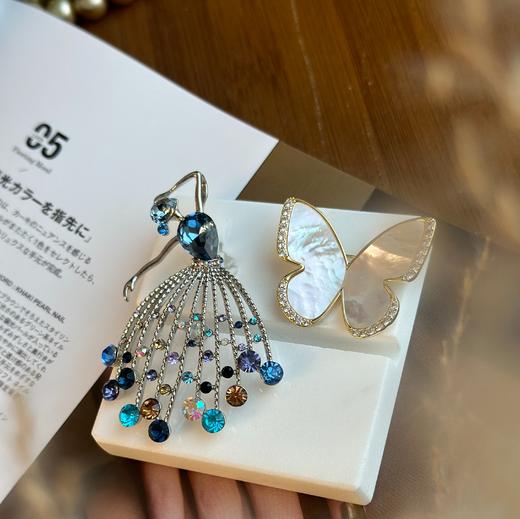 宠粉福利 两枚装！搭配一个好心情吧。高级优雅海水母贝蝴蝶胸针和奥地利进口水晶芭蕾舞女孩胸针组合 商品图1