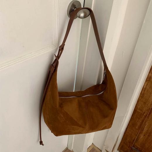 【奢姿甄选】小众设计💥【JACOPONNUS 秋冬韩版托特包】小众设计款 告别撞包尴尬 容量适中 金属扣装饰 细节精致提升质感 长短随你调节 细腻纹理 温润光泽 越用越软 商品图4