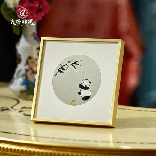 【天府蜀锦框画】礼好天府非遗蜀锦熊猫装饰画 刺绣工艺品四川纪念品 客厅书房装饰金属边框挂件 中国风特色礼物节日礼品 商品图3
