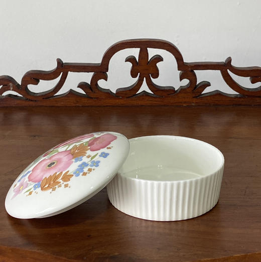 英国Wedgwood Meadow Sweet 花卉纹饰盖罐 B0248 商品图1
