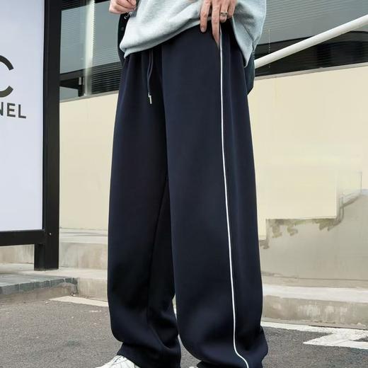 【保暖服饰 | 吾家 加绒秋冬学生通用校服裤】内里是高密度奥粒绒，厚实保暖，三款做的都是藏蓝色，单杠双杠和三杠可选，版型经典百搭，130-190码，尺码跨度大， 可满足不同身高和体重的孩子们 商品图2