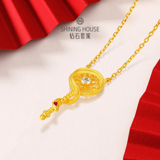 【灵瑞降喜】钻石世家 珐琅灵蛇项链 足金钻石项链  象征财运富贵长寿的灵蛇纹元素，黄金与闪耀钻石的时尚设计蕴藏金蛇庇护，蛇来运转的巧思【黄金产品不支持无理由退换货】预计3-5天发货 商品图3