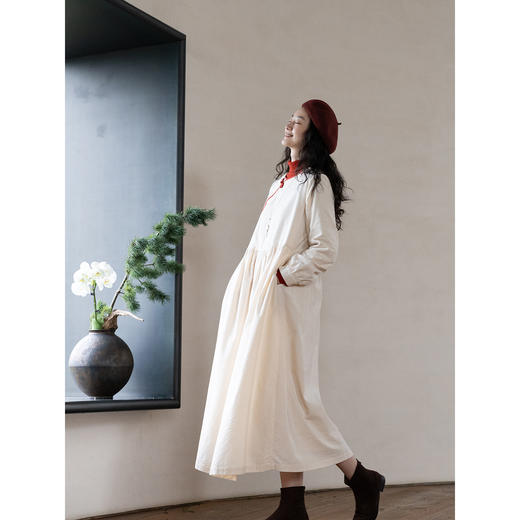 牧衣游原创 手工刺绣灯芯绒连衣裙新款宽松红色新中式长裙 云蔓 商品图3