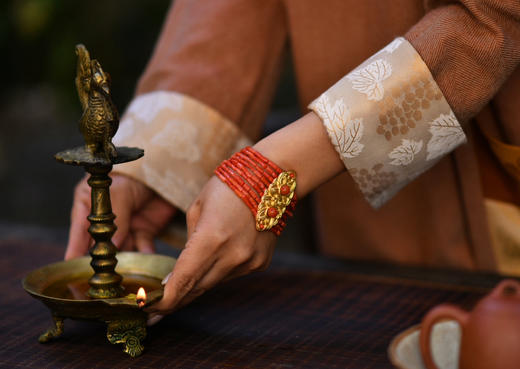 珊瑚管珠南红银鎏金卷草纹牌手链 商品图0