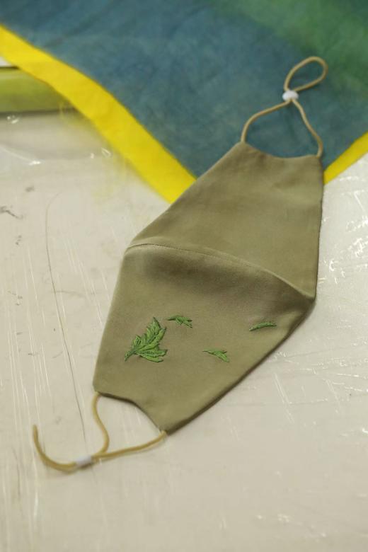 【林栖好物】东阳手工艾叶刺绣艾叶真丝植物染防晒面罩22mm真丝素绉缎刺绣口罩（预售15天发货）LX1925043 商品图2