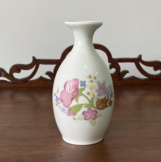 英国Wedgwood Meadow Sweet花卉纹饰花瓶 B0244 商品图1