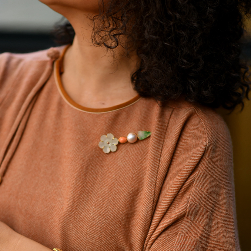 18k镶嵌翡翠树叶和田玉花瓣珍珠珊瑚胸针项链两用