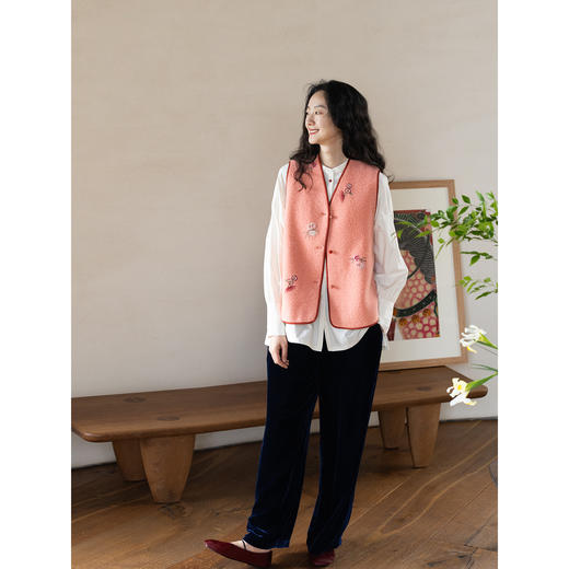 牧衣游原创 手工刺绣进口羊毛混纺羊羔毛马夹女新款红色开衫 离歌 商品图2