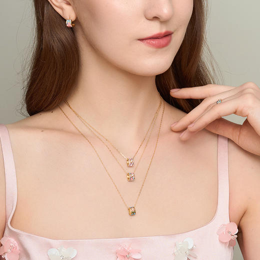 【玫瑰】【花样琅漫】钻石世家 花样琅漫·玫瑰系列 足金镶钻挂坠 足金镶钻戒指 足金耳饰  以德国黄金工艺与手工拍平珐琅结合【不含链子】【黄金产品不支持无理由退换货】预计3天发货 商品图3