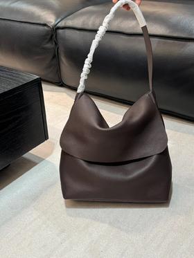D121125慵懒松弛感小众设计头层牛皮腋下托特包水桶