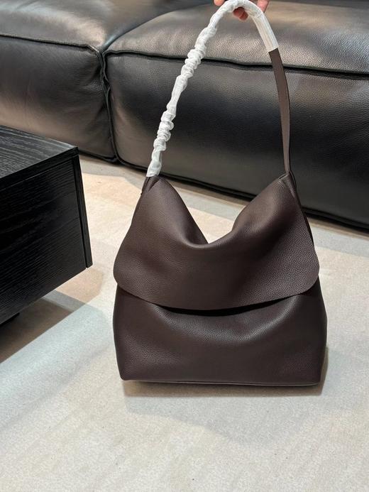 D121125慵懒松弛感小众设计头层牛皮腋下托特包水桶 商品图0