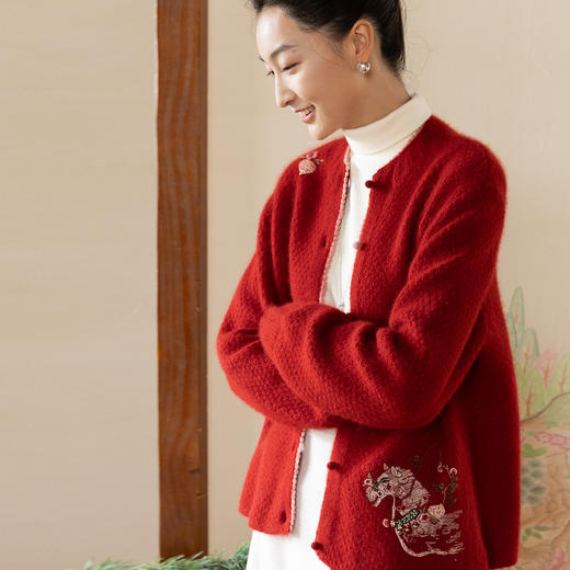牧衣游原创 毛织手工刺绣外套新款轻盈柔软红色百搭毛织开衫 挽歌 商品图0