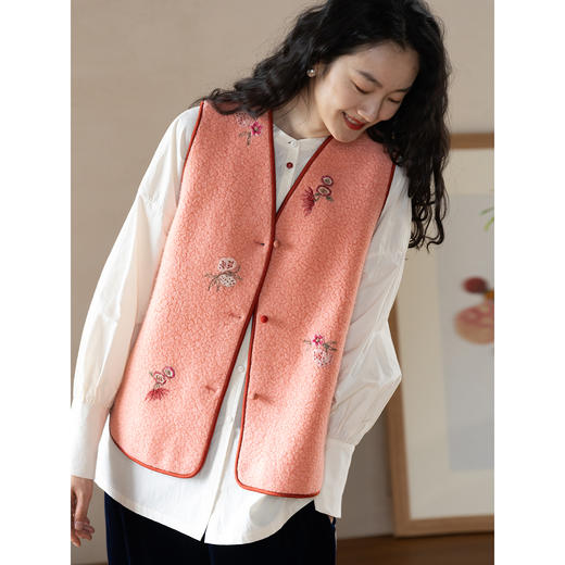 牧衣游原创 手工刺绣进口羊毛混纺羊羔毛马夹女新款红色开衫 离歌 商品图3
