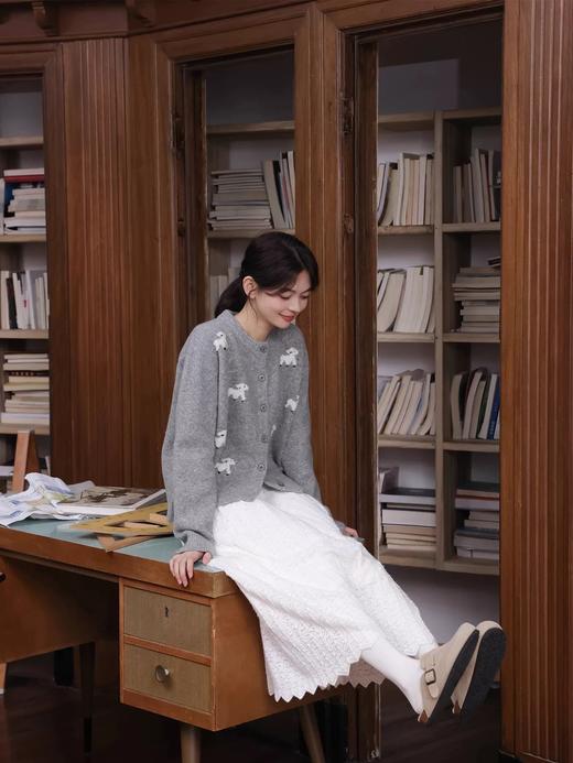 【立体提花趣味减龄针织开衫M9148】软 fufu 的浅灰色打底 + 立体小羊图案，又乖又萌，直接把 “减龄” 焊在身上，甜度直接拉满～-MFHS 商品图8