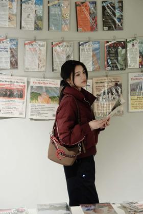 🍷酒红色羽绒服｜和杂志墙拍出文艺感大片