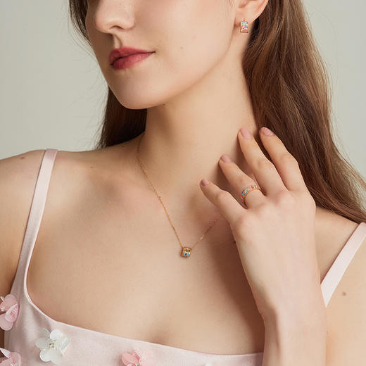 【花样琅漫】钻石世家 花样琅漫系列 足金挂坠 珐琅挂坠 高温珐琅 以德国黄金工艺与手工拍平珐琅结合 鎏彩珠光 美轮美奂【黄金产品不支持无理由退换货】预计3-5天发货 商品图3