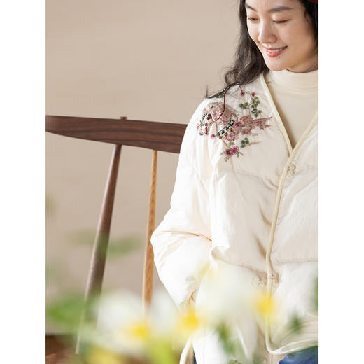 牧衣游原创 手工刺绣厚实棉红嘴雁绒短羽绒服保暖抗寒新中式 冷千 商品图2