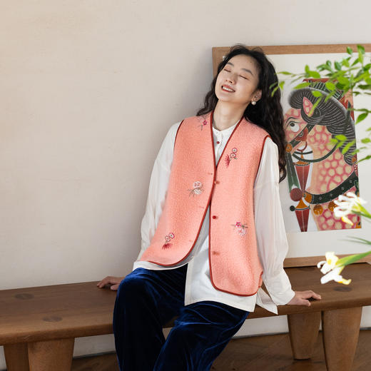 牧衣游原创 手工刺绣进口羊毛混纺羊羔毛马夹女新款红色开衫 离歌 商品图0