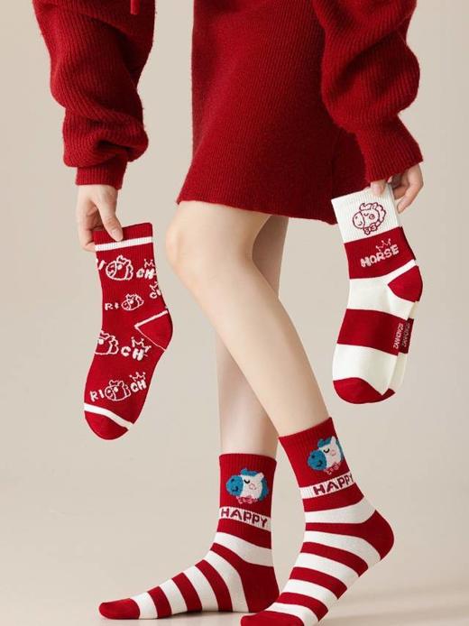 💕【儿童澳绒圣诞新年中筒袜】好喜气！♦️儿童澳绒圣诞新年袜，红袜上有爱心魔法，🌈就像把满满的爱意都融入其中耶～💥这双袜子一穿上，整个人都被甜蜜包围啦 商品图2