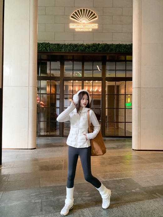 <曾小咸推荐>现货秒杀！微信超特价！韩系黑色连帽羽绒服外套 日常369.99/件 立减130 秒杀239.99/件！！ 商品图6