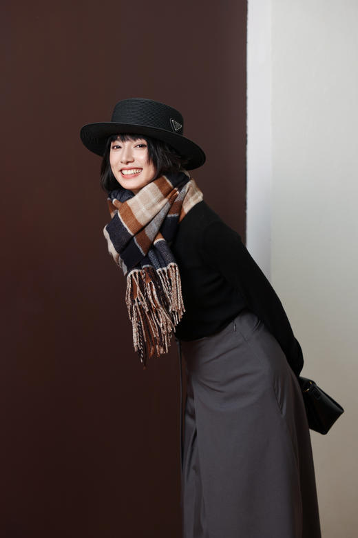 【多妈团购 明星同款双面羊毛系列围巾】吴昕、蓝盈莹同款，纱线亲肤，柔软细腻～可披可围，简约大气！时尚感满满-爱买买 商品图10