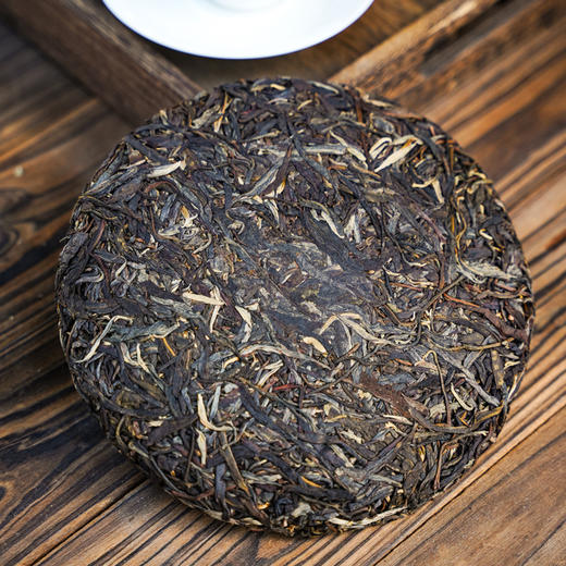 【压轴高货】【印尼华裔总会定制】出口茶；【易武野放古树青饼】8年老茶；2017年头春古树纯料！一线名厂生产，357g/饼；7饼/提；捡漏分享！只赚口碑！ 商品图1