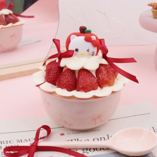 【KT猫 lucky草莓碗】HelloKitty草莓碗蛋糕，是少女心的专属浪漫。粉嫩的瓷碗、可爱的Kitty装饰，搭配酸甜的草莓和柔软的奶油，每一口都是甜蜜的暴击（深圳幸福西饼） 商品图1