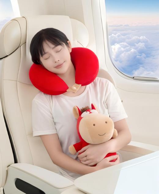 【马年创意u型变形枕】通勤赶地铁🚇、办公室午睡😴、出差坐飞机✈️，总缺个舒服的靠枕 + 护颈枕😭 二合一抱枕，直接把 “实用 + 颜值” 焊死在身上！🔥  -GZFT 商品图11
