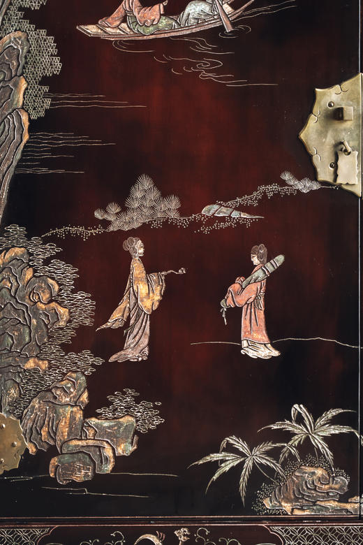 独角鹿西洋古董19世纪末中国清代出品水畔出游主题木胎黑漆地款彩装饰双开门玻璃边柜 商品图7