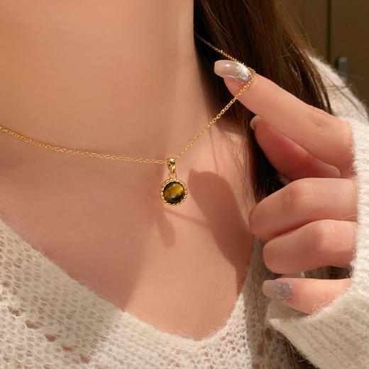 【微信专享款】ARSIS｜秘密花园系列 虎眼纳财麻花吊坠项链 商品图3