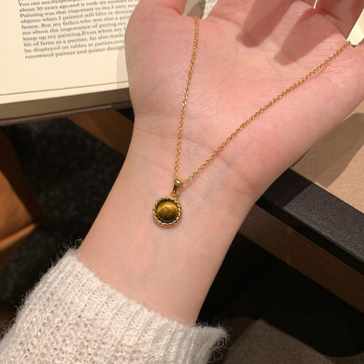 【微信专享款】ARSIS｜秘密花园系列 虎眼纳财麻花吊坠项链 商品图2