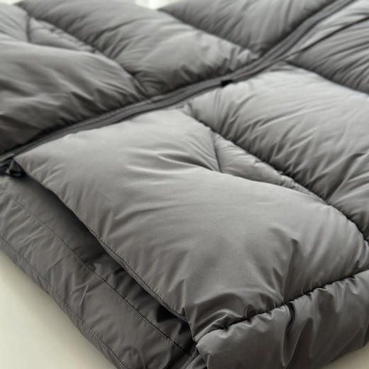 下单3-5天发货！HYC 泡芙鹅绒连帽羽绒马甲 甄选90鹅绒填充，手感蓬松；外层防风防泼水，立领连帽设计好搭保暖 商品图3