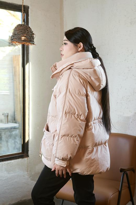 一周发货【温柔范儿  💗粉色羽绒服】自带温柔滤镜的羽绒服~温暖蓬松度/包容好/轻巧无负担，泡芙手感，蓬松饱满立领，防风更保暖，两侧实用大口袋，50白鸭绒填充 商品图9