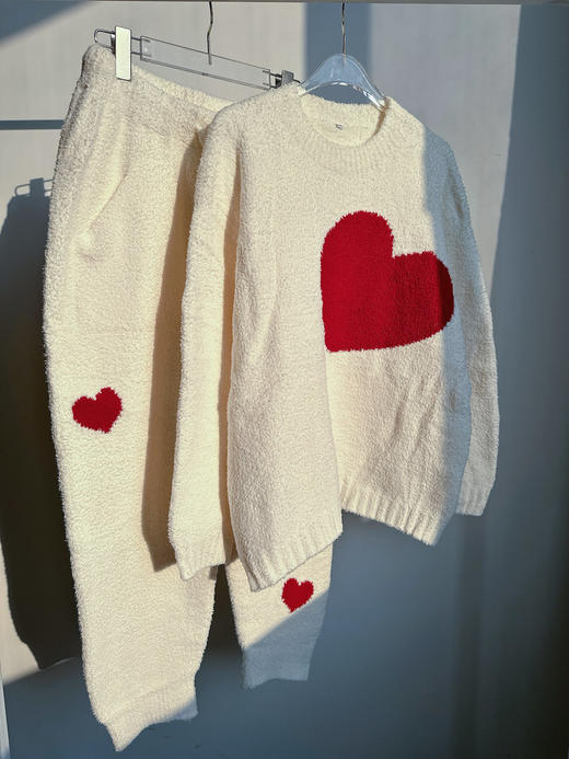 【红豆同款爱心软糯白半边绒家居服睡衣套装】软绵绵半边绒 云感般柔软，细腻手感软乎乎，撸猫级触感体验，由里到外的暖带你进入舒适圈 好看又好穿 可外穿设计🔥居家幸福感一整个拉满  1217 商品图0
