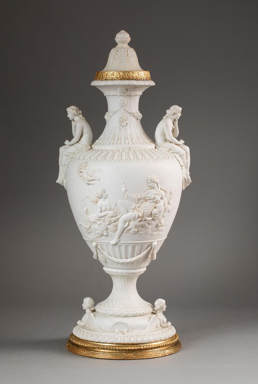 独角鹿西洋古董19世纪法国出品铜鎏金精雕装饰维纳斯与丘比特主题素胎瓷浮雕带盖瓶一对 商品图3