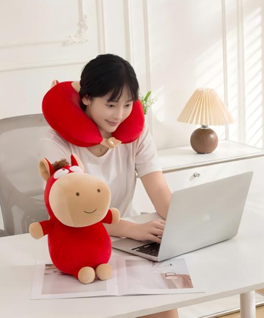 【马年创意u型变形枕】通勤赶地铁🚇、办公室午睡😴、出差坐飞机✈️，总缺个舒服的靠枕 + 护颈枕😭 二合一抱枕，直接把 “实用 + 颜值” 焊死在身上！🔥  -GZFT 商品图10
