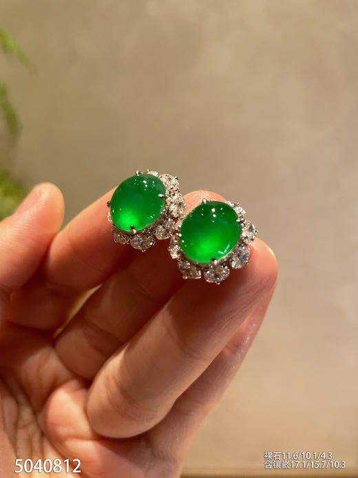 玻璃种艳绿蛋面耳钉【5040812】具体价格微信咨询 商品图2